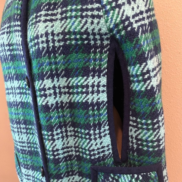 Vintage plaid lined cape. It’s definitely giving off chic Sherlock Holmes vibes! - Picture 3 of 6